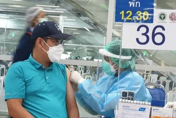 Người dân tiêm mũi vaccine tăng cường tại Trung tâm tiêm chủng ở ga Bang Sue, thủ đô Bangkok, Thái Lan.