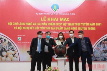 Các đại biểu ấn nút khai mạc Hội chợ làng nghề và các sản phẩm OCOP Việt Nam năm 2021.