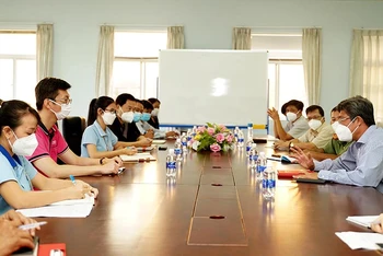 Phó Chủ tịch UBND tỉnh Bình Thuận Nguyễn Minh (ngoài cùng, bên phải) kiểm tra công tác phòng, chống dịch tại Công ty TNHH Quốc tế Right Rich.
