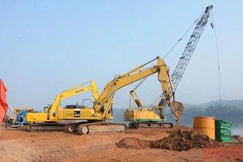Các phương tiện cơ giới tiến hành lễ động thổ cầu Giới Phiên. (Ảnh: THANH SƠN)