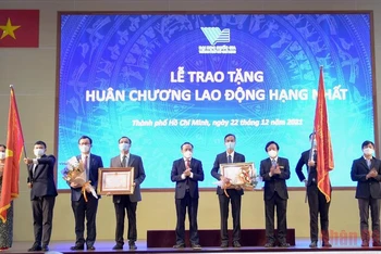 Các tập thể ĐHQG TP Hồ Chí Minh vinh dự đón nhận Huân chương Lao động hạng Nhất do Chủ tịch nước tặng. 