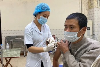 Nam Định phấn đấu hoàn thành tiêm 2 mũi cho người từ 18 tuổi trở lên và hoàn thành tiêm mũi 1 cho trẻ từ 12-17 tuổi trên toàn tỉnh trước ngày 27/12. 
