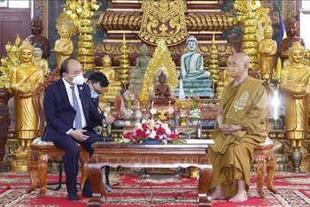 Chủ tịch nước Nguyễn Xuân Phúc thăm Đại tăng thống Bour Kry tại chùa Svay Pope. (Ảnh: Thống Nhất/TTXVN)