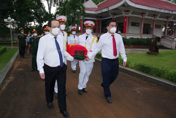 Lãnh đạo tỉnh Đồng Nai và TP Long Khánh thực hiện nghi thức di quách hài cốt liệt sĩ an táng tại Nghĩa trang liệt sĩ TP Long Khánh.