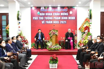 Phó Thủ tướng Phạm Bình Minh cùng các thành viên trong đoàn công tác và lãnh đạo tỉnh Thừa Thiên Huế thăm, chúc mừng lễ Giáng sinh tại Tòa Tổng Giám mục Giáo phận Huế.