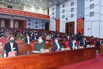Các đại biểu dự khai mạc diễn tập khu vực phòng thủ huyện Mê Linh. (Ảnh: Thu Đức)