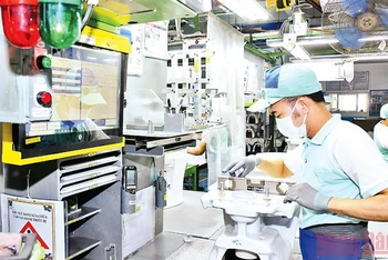 Lao động tại Công ty TNHH Toto Việt Nam, khu công nghiệp Bắc Thăng Long, Hà Nội. (Ảnh minh họa: DUY LINH)