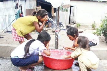 Trẻ em dân tộc thiểu số Ra Glai ở xã Ma Nới, huyện Ninh Sơn, tỉnh Ninh Thuận vui mừng khi được sử dụng nguồn nước sạch đưa đến tận nhà.