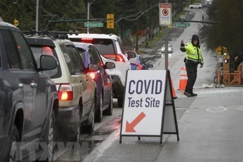 Một điểm xét nghiệm Covid-19 tại British Columbia, Canada, ngày 18/12/2021. (Ảnh: THX/TTXVN)