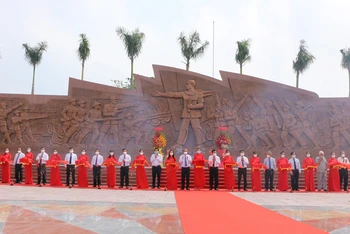 Lễ cắt băng khánh thành công trình Phù điêu Châu Văn Liêm và Cuộc biểu tình của nông dân tại ngã tư Đức Hòa, tỉnh Long An.