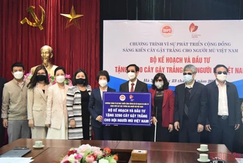 Lễ trao tặng đợt 2 với 3.200 cây gậy trắng cho cho người mù Việt Nam. (Ảnh: Minh Duy)
