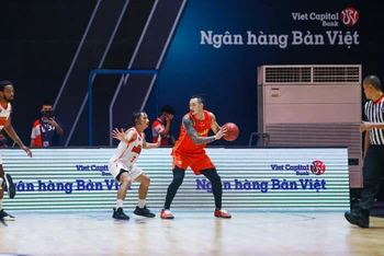 Tâm Đinh (áo đỏ) tranh tài cùng Michael Soy của Danang Dragons tại VBA 2021. (Ảnh: VBA)
