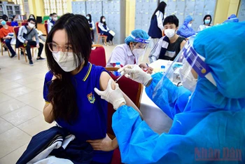Học sinh THPT Việt Đức được tiêm vaccine mũi 2 phòng Covid-19 trong sáng 23/12 . (Ảnh: Thành Đạt)
