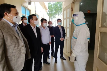 Lãnh đạo thành phố Hà Nội kiểm tra khu thu dung, điều trị F0 thể nhẹ tại quận Đống Đa.