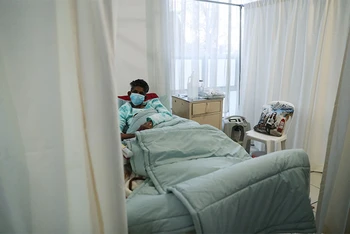 Người bệnh Covid-19 điều trị tại bệnh viện dã chiến ở thành phố Johannesburg, Nam Phi, tháng 7/2021. (Ảnh: Reuters)