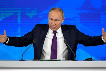Tổng thống Nga V.Putin tại họp báo. (Ảnh: RBC)