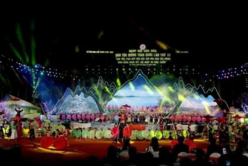 Chương trình nghệ thuật tại Lễ khai mạc Ngày hội văn hóa dân tộc Mông diễn ra tối 24/12 tại Lai Châu. (Ảnh: TTXVN)