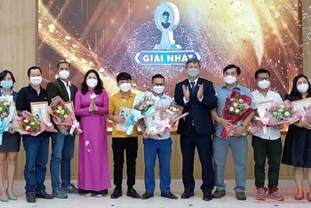 Lãnh đạo tỉnh Quảng Nam trao Giải thưởng Báo chí Huỳnh Thúc Kháng cho tác giả và nhóm tác giả đoạt giải nhất. (Ảnh: QUỐC VIỆT)