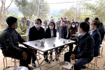 Lãnh đạo các sở, ban, ngành trên địa bàn tỉnh Tuyên Quang thăm hỏi gia đình có nạn nhân tử vong.