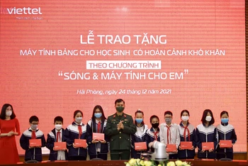 Trung tá Đặng Anh Tuấn, Giám đốc Viettel Hải Phòng trao tặng máy tính bảng cho đại diện học sinh một số trường trên địa bàn thành phố.