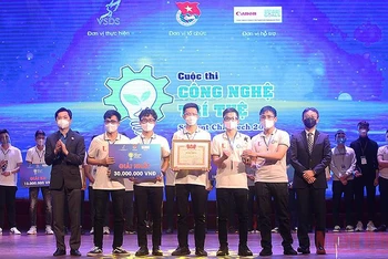 Đại diện Ban Tổ chức trao giải nhất cuộc thi “Công nghệ trí tuệ Student Chie-Tech” năm 2021 tặng đội The Cim Light (Trường Đại học Bách khoa Hà Nội).