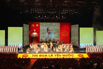 Chương trình nghệ thuật chào mừng Đại hội Thi đua yêu nước do Nhà hát Ca múa nhạc Việt Nam dàn dựng. (Ảnh: LINH ANH).
