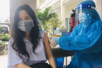 Thành phố Quy Nhơn (tỉnh Bình Định) đẩy mạnh chương trình tiêm vaccine ngừa Covid-19 cho học sinh trên địa bàn.