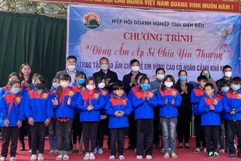 Lãnh đạo Hiệp hội Doanh nghiệp tỉnh Điện Biên cùng các doanh nghiệp thành viên trao áo ấm tặng học sinh tiểu học xã Háng Lìa, huyện Điện Biên Đông.
