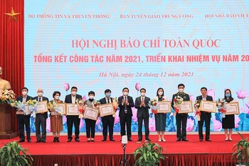 Báo Nhân Dân điện tử cùng các đơn vị nhận bằng khen của ban Tuyên giáo Trung ương vì đã có thành tích xuất sắc trong thông tin, tuyên truyền thực hiện nhiệm vụ chính trị năm 2021. (Ảnh: Thành Đạt) 