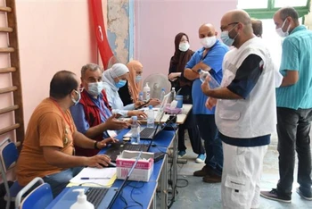 Người dân chờ tiêm vaccine phòng Covid-19 tại Tunis (Tunisia), ngày 8/8/2021. (Ảnh: THX/TTXVN)