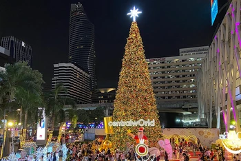 Cây thông trang trí đón năm mới tại một trung tâm thương mại ở thủ đô Bangkok, Thái Lan.