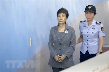 Cựu Tổng thống Hàn Quốc Park Geun-hye (trái) tới phiên tòa ở Seoul ngày 25/8/2017. (Ảnh: TTXVN).