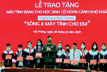 Trung tá Đặng Anh Tuấn, Giám đốc Chi nhánh Viettel Hải Phòng trao máy tính bảng tặng học sinh có hoàn cảnh khó khăn trên địa bàn thành phố Hải Phòng.