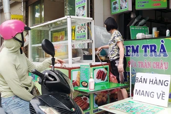 Các cửa hàng ăn uống tại 8 quận vùng cam tại Hà Nội chỉ được phép bán mang về.
