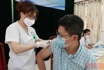 Đến nay, hơn 93% người dân từ 18 tuổi trở lên trên địa bàn tỉnh Thái Nguyên được tiêm 2 mũi vaccine phòng Covid-19. (Ảnh: THẾ BÌNH)
