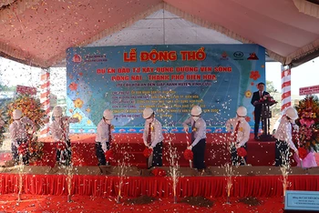 Các đại biểu thực hiện nghi thức khởi công dự án đường ven sông Đồng Nai.