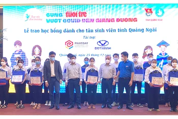 Trao học bổng cho các tân sinh viên nghèo ở Quảng Ngãi.
