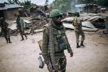 Binh sĩ Cộng hòa Dân chủ Congo tuần tra sau một vụ tấn công. (Ảnh: AFP/TTXVN)