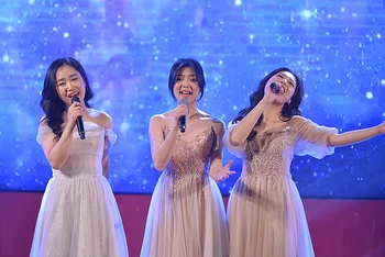 Màn biểu diễn tại chung kết cuộc thi của 3 thành viên nữ đội Dream Girls. 