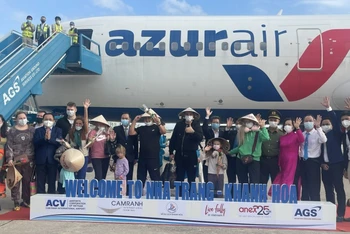 Lễ đón khách du lịch Nga trở lại Nha Trang-Khánh Hòa trên chuyến bay số hiệu ZF743 của Hãng hàng không Azur Air. 