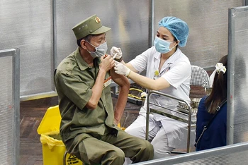 Tiêm vắc-xin ngừa Covid-19 cho người cao tuổi ở Hà Nội. Ảnh: ÐỨC ANH 