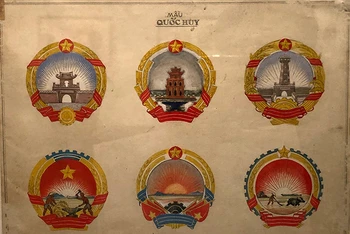Một số mẫu Quốc huy hình tròn của Họa sĩ Bùi Trang Chước.