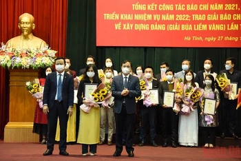 Lãnh đạo tỉnh Hà Tĩnh trao giải thưởng cho nhóm tác giả đạt giải A Giải Báo chí về xây dựng Đảng cấp tỉnh. (Ảnh: THU HÀ)