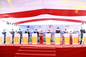 Phó Thủ tướng Thường trực Chính phủ Phạm Bình Minh cùng đại diện các đơn vị bấm nút khởi công dự án.