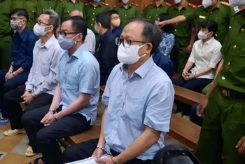 Các bị cáo tại phiên xét xử sáng 27/12.