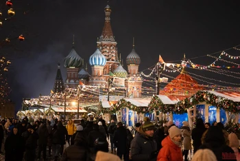 Lung linh Hội chợ năm mới trên Quảng trường Đỏ ở Nga