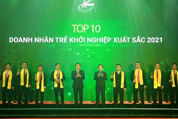 Phó Thủ tướng Lê Minh Khái và Bí thư Thứ nhất Trung ương Đoàn Nguyễn Anh Tuấn trao danh hiệu TOP 10 “Doanh nhân trẻ khởi nghiệp xuất sắc 2021”. Ảnh VGP