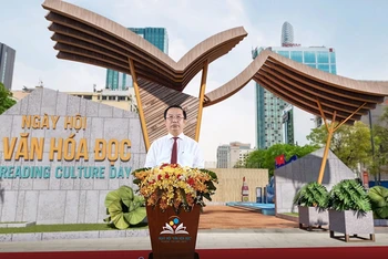 Ông Trần Thế Thuận, Giám đốc Sở Văn hóa và Thể thao Thành phố Hồ Chí Minh phát biểu khai mạc Ngày hội Văn hóa đọc Thành phố Hồ Chí Minh năm 2021.