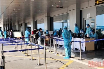 Hà Nội yêu cầu tăng cường giám sát người nhập cảnh tại sân bay quốc tế Nội Bài.