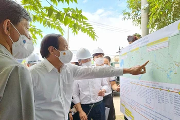 Phó Thủ tướng Chính phủ Lê Văn Thành cùng đoàn công tác kiểm tra thực tế.